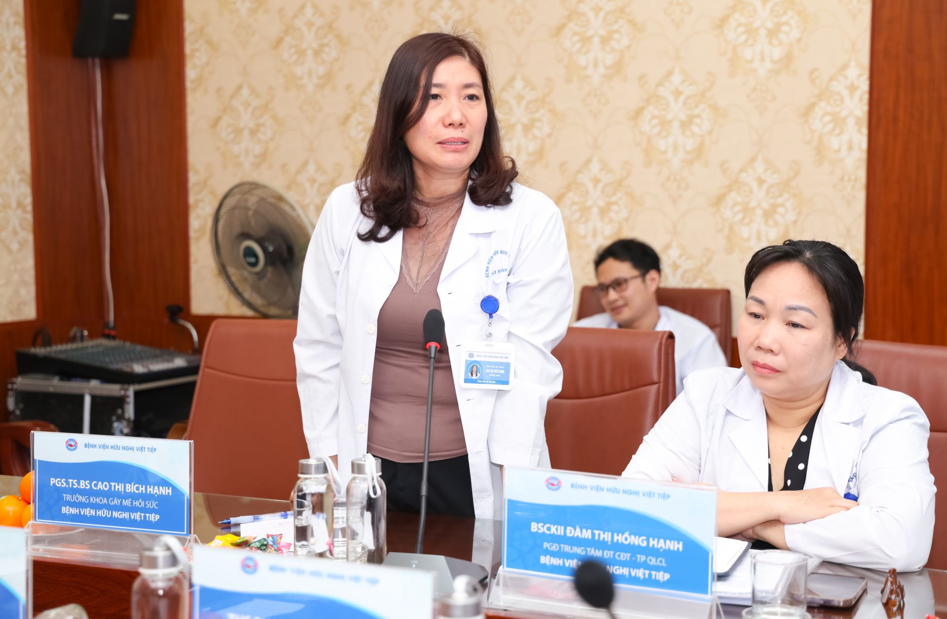 Các chuyên gia y tế Bệnh viện Hữu Nghị Việt Tiệp đã thảo luận và đề xuất phương án phối hợp nhằm tiếp nhận hiệu quả kỹ thuật được chuyển giao tại buổi làm việc với Đoàn công tác Bệnh viện Tai Mũi Họng Trung ương