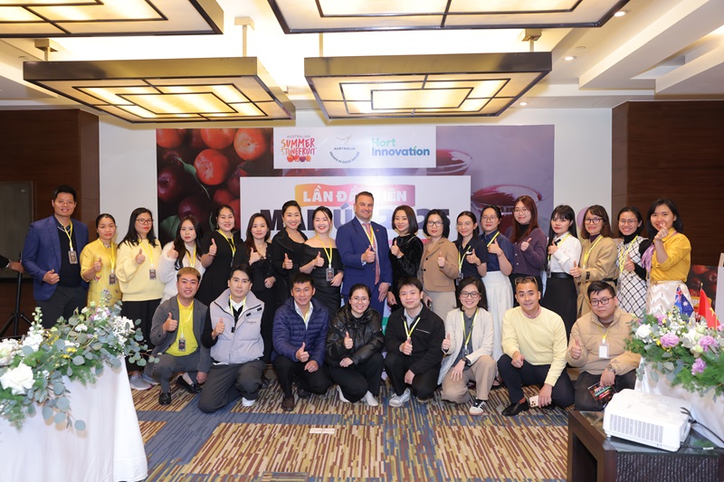 Gần 40 kh&aacute;ch tham dự, bao gồm đại diện thuộc Cơ quan Thương mại v&agrave; Đầu tư Ch&iacute;nh phủ Australia (Austrade), C&aacute;n bộ hỗ trợ (N&ocirc;ng nghiệp), Bộ N&ocirc;ng nghiệp, Thủy sản v&agrave; L&acirc;m nghiệp &Uacute;c, c&aacute;c nh&agrave; nhập khẩu -b&aacute;n lẻ mận &Uacute;c tại Việt Nam v&agrave; c&aacute;c KOL/KOC đam m&ecirc; thực phẩm sạch v&agrave; lối sống l&agrave;nh mạnh