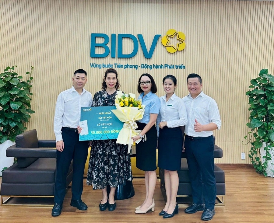 BIDV Ba Tháng Hai trao giải Nhất cho khách hàng