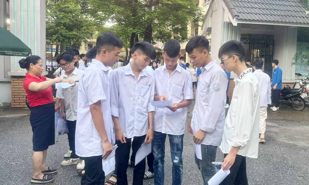 Các thí sinh trao đổi bài sau khi kết thúc Các thí sinh trao đổi bài sau khi kết thúc