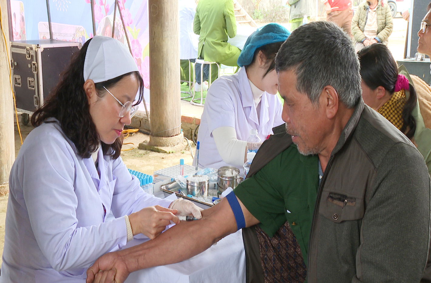 Khám bệnh và tư vấn cách chăm sóc, bảo vệ sức khỏe cho Nhân dân