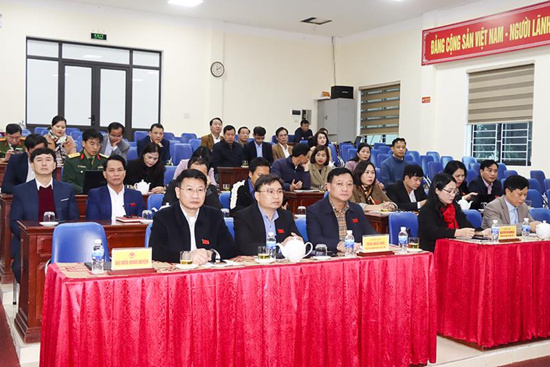 Các đại biểu tham gia kỳ họp thứ 17 của HĐND huyện Đức Thọ.