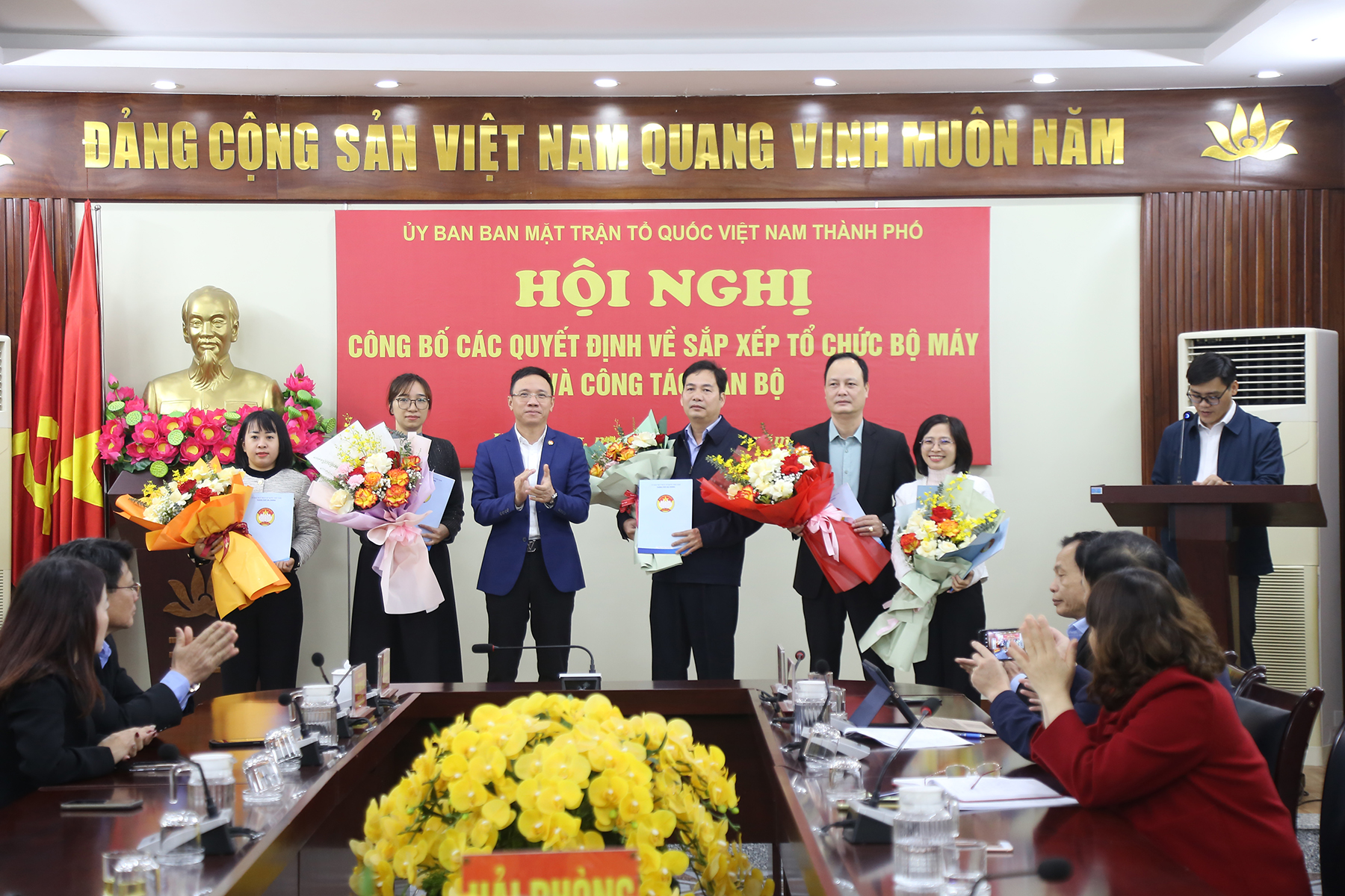 Chủ tịch Ủy ban MTTQ Việt Nam thành phố trao Quyết định và tặng hoa chức mừng các cán bộ, công chức được điều động, bổ nhiệm.