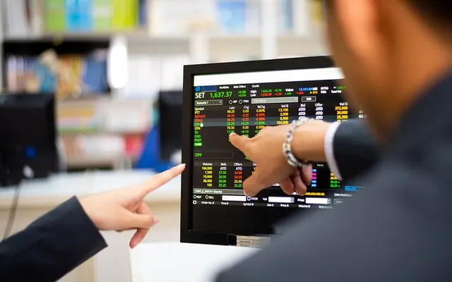 VN-Index hôm nay: Nhà đầu tư lưu tâm đến cổ phiếu nhóm bất động sản, thép, bán lẻ, chứng khoán