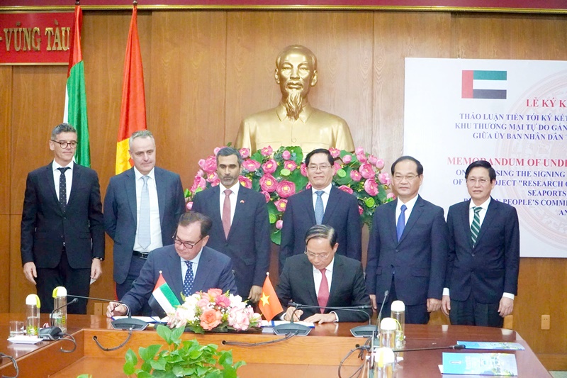 Đại diện hai bên ký kết biên bản ghi nhớ hợp tác