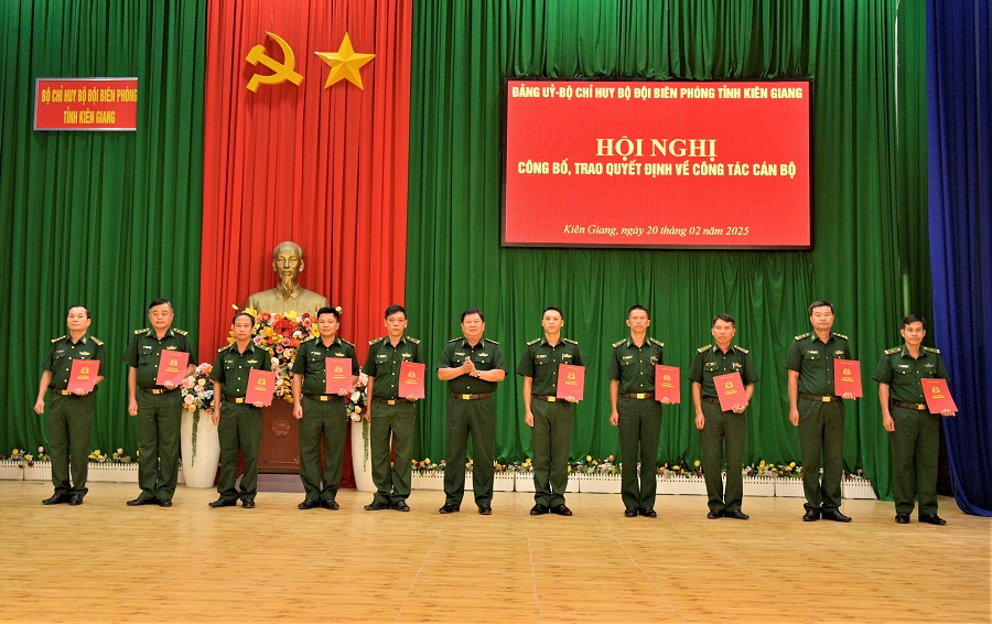 Đại tá Phạm Văn Thắng, phó Bí thư Đảng ủy, Chỉ huy trưởng Bộ đội Biên phòng tỉnh Kiên Giang trao quyết định cho các cán bộ.