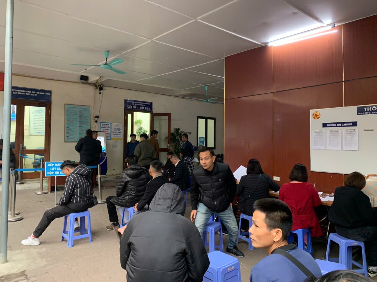 Điểm tiếp nhận hồ sơ làm thủ tục cấp, đổi giấy phép lái xe tại 16 Cao Bá Quát. Ảnh: Tuấn Lương