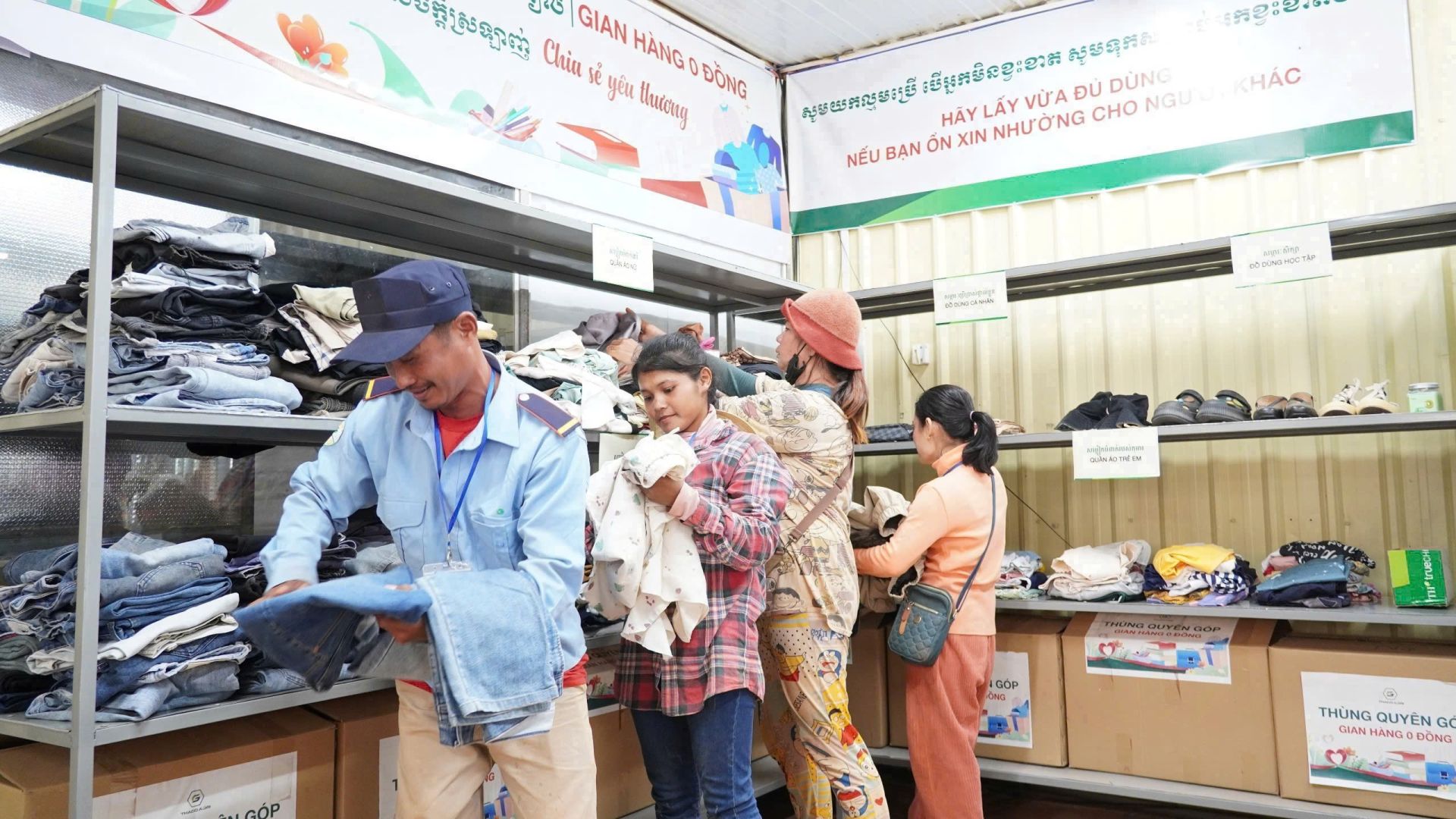 Người lao động đang lựa chọn đồ dùng tại gian hàng Người lao động đang lựa chọn đồ dùng tại gian hàng