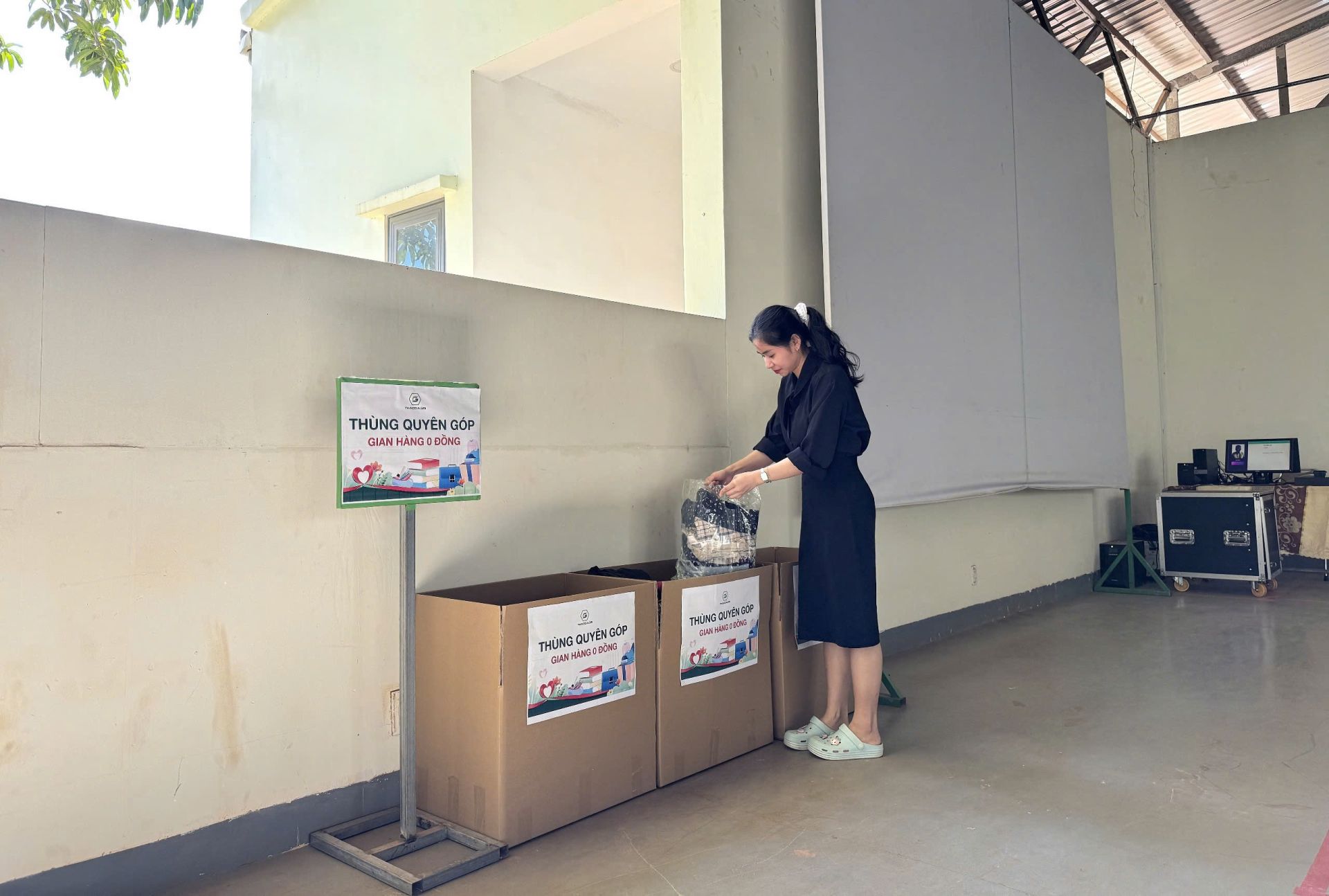 Chị Công Thị Ánh Dung quyên góp quần áo cho gian hàng 0 đồng Chị Công Thị Ánh Dung quyên góp quần áo cho gian hàng 0 đồng