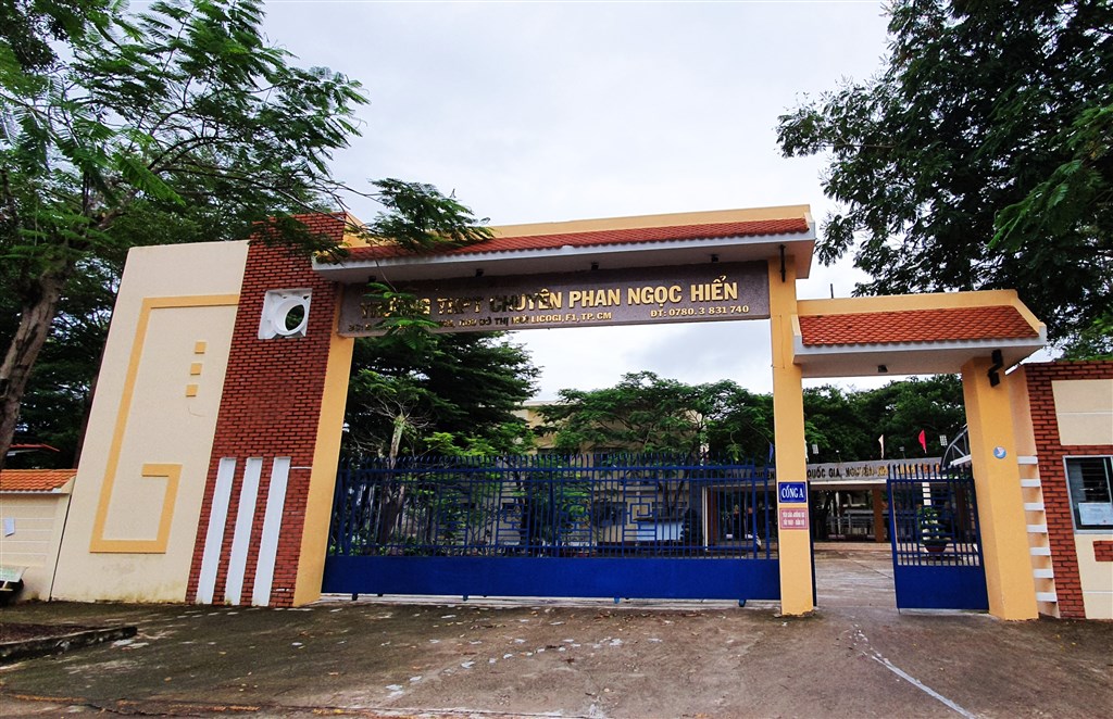 Tổng chỉ tiêu tuyển vào lớp 10 Trường THPT chuyên Phan Ngọc Hiển không quá 350 học sinh.