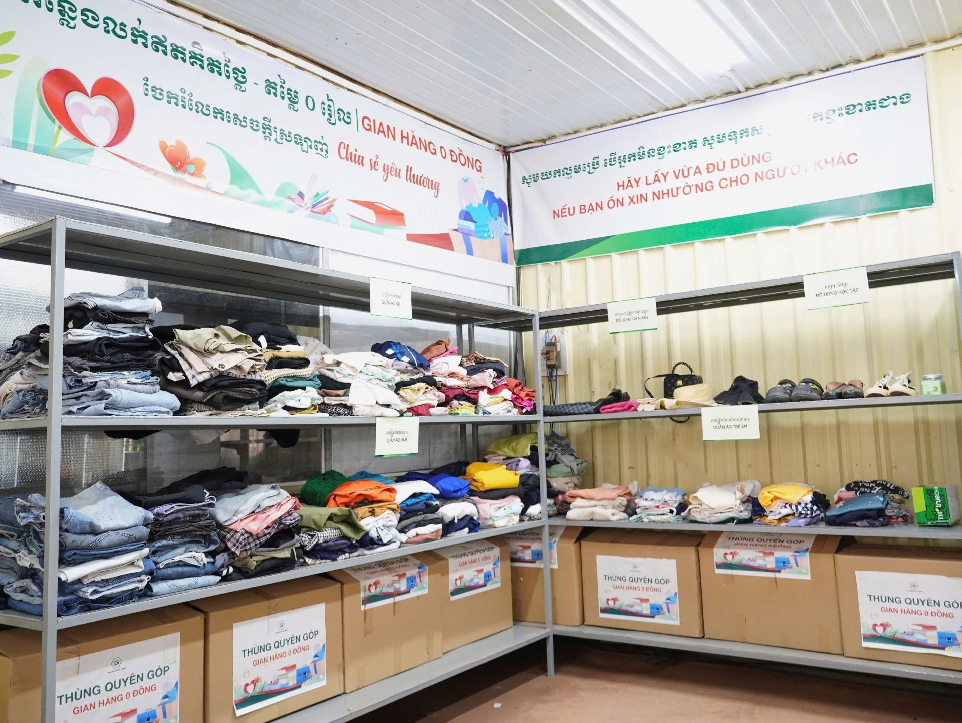 Các vật phẩm được sắp xếp theo từng khu vực để người lao động có thể dễ dàng lựa chọn Các vật phẩm được sắp xếp theo từng khu vực để người lao động có thể dễ dàng lựa chọn