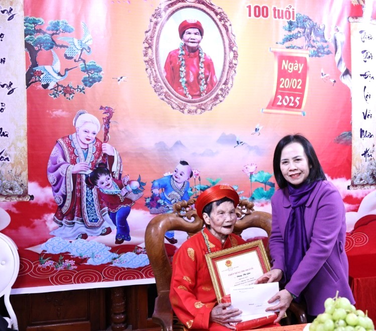 Phó Bí thư Thường trực Tỉnh ủy Lạng Sơn Đoàn Thị Hậu, Chủ tịch HĐND tỉnh Lạng Sơn trao quà của Chủ tịch nước cho Cụ Đặng Thị Gái, khối 8, phường Tam Thanh, thành phố Lạng Sơn Phó Bí thư Thường trực Tỉnh ủy Lạng Sơn Đoàn Thị Hậu, Chủ tịch HĐND tỉnh Lạng Sơn trao quà của Chủ tịch nước cho Cụ Đặng Thị Gái, khối 8, phường Tam Thanh, thành phố Lạng Sơn