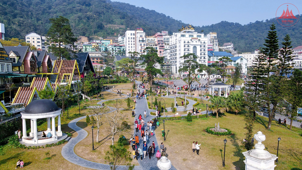 Khu du lịch Tam Đảo ngày càng thu hút đông đảo du khách trong và ngoài nước đến tham quan, nghỉ dưỡng. Khu du lịch Tam Đảo ngày càng thu hút đông đảo du khách trong và ngoài nước đến tham quan, nghỉ dưỡng.