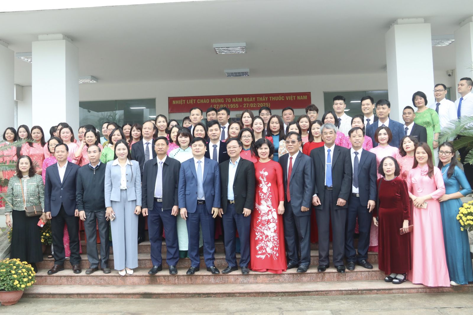 Các đại biểu chụp ảnh lưu niệm. Các đại biểu chụp ảnh lưu niệm.