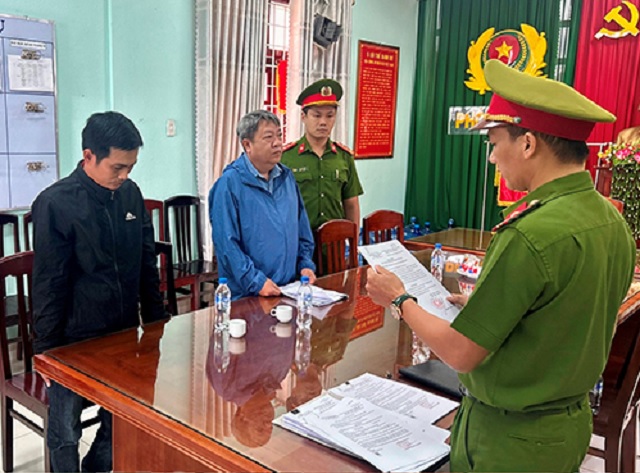 Cơ quan CSĐT C&ocirc;ng an tỉnh B&igrave;nh Định thi h&agrave;nh lệnh bắt tạm giam đối với 2 bị can Trần Ngọc Hiền v&agrave; Nguyễn Văn Lu&ocirc;n. Ảnh: K.A