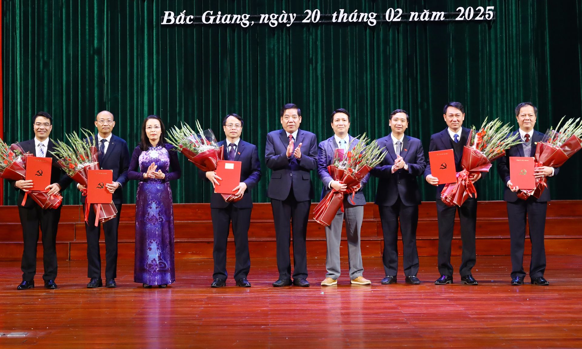 Các đồng chí Thường trực Tỉnh ủy trao quyết định, tặng hoa chúc mừng lãnh đạo Ban Tuyên giáo và Dân vận Tỉnh ủy.