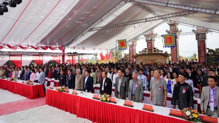 Lễ đón nhận danh hiệu Di sản văn hóa phi vật thể quốc gia Nghề làm bún Vân Cù tổ chức trang trọng tại Đình làng Vân Cù (xã Hương Toàn, thị xã Hương Trà). Lễ đón nhận danh hiệu Di sản văn hóa phi vật thể quốc gia Nghề làm bún Vân Cù tổ chức trang trọng tại Đình làng Vân Cù (xã Hương Toàn, thị xã Hương Trà).