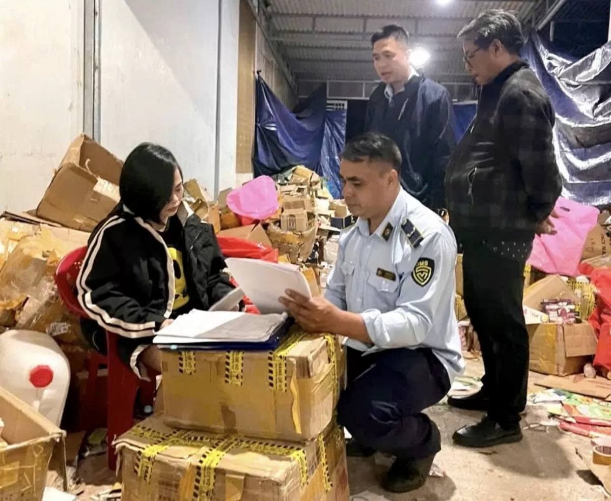 Lực lượng chức năng kiểm tra hàng hóa vi phạm