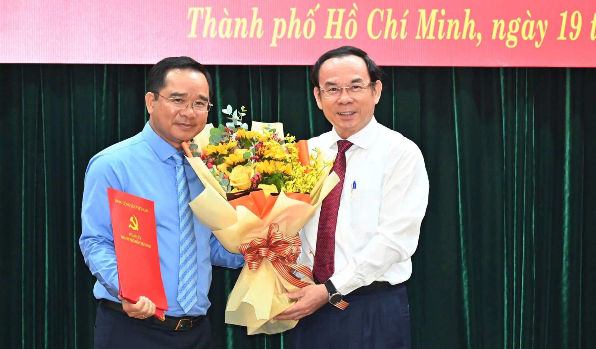 Bí thư Thành ủy TP. Hồ Chí Minh Nguyễn Văn Nên trao quyết định cho ông Nguyễn Văn Được Bí thư Thành ủy TP. Hồ Chí Minh Nguyễn Văn Nên trao quyết định cho ông Nguyễn Văn Được