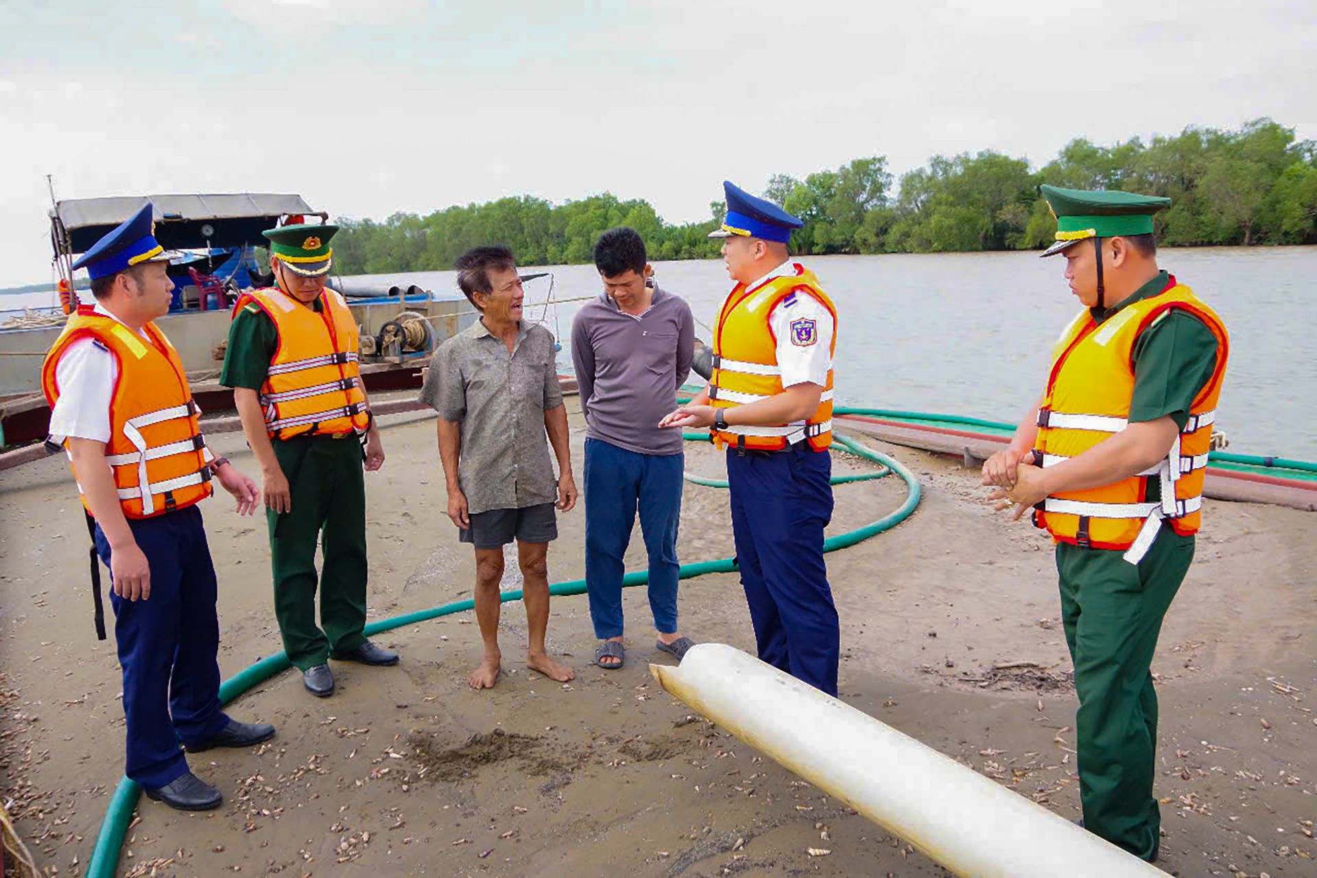 Phối hợp bắt giữ tàu vận chuyển cát trái phép