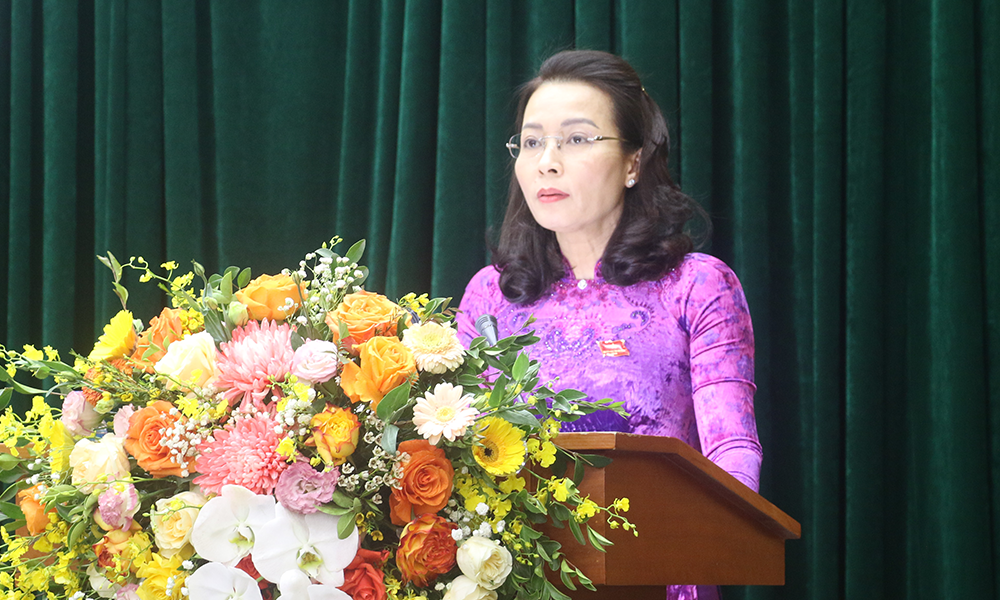 Đòng chí Nguyễn Thị Hương, Phó Bí thư Thường trực Tỉnh ủy, Chủ tịch HĐND tỉnh phát biểu khai mạc kỳ họp.