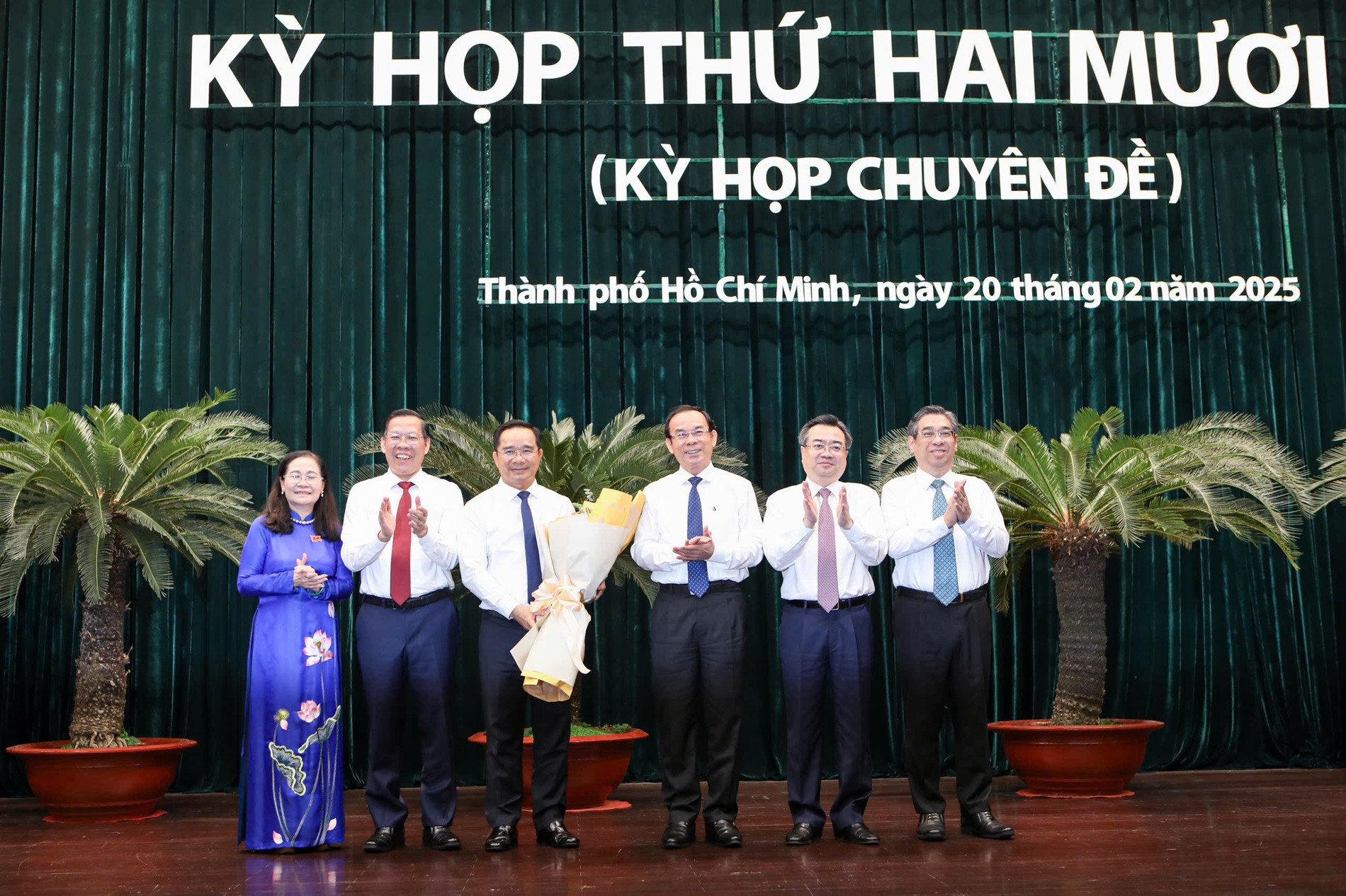 Lãnh đạo Thành ủy, HĐND, UBND tặng hoa chúc mừng tân Chủ tịch TPHCM Nguyễn Văn Được. Ảnh: Phương Quyên Lãnh đạo Thành ủy, HĐND, UBND tặng hoa chúc mừng tân Chủ tịch TPHCM Nguyễn Văn Được. Ảnh: Phương Quyên
