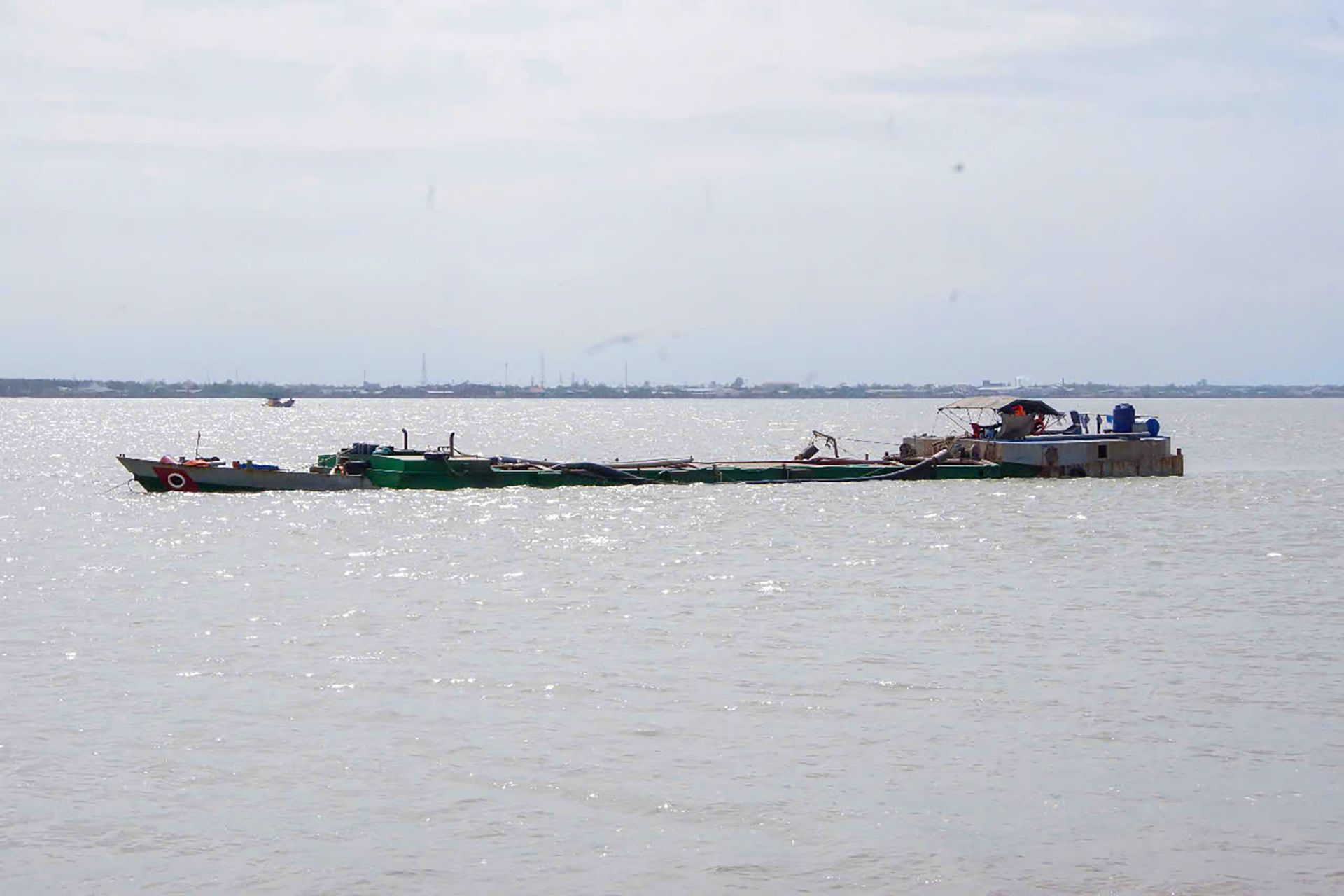 Tàu BTr 7570 được đưa về cảng để tiếp tục điều tra xử lý theo quy định của pháp luật. Tàu BTr 7570 được đưa về cảng để tiếp tục điều tra xử lý theo quy định của pháp luật.