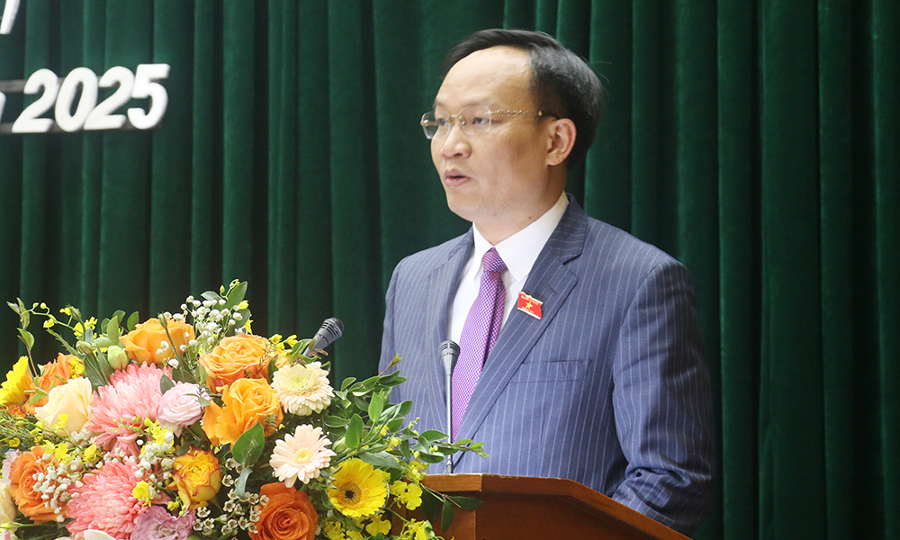 Đồng chí Phạm Văn Thịnh, Phó Chủ tịch UBND tỉnh trình bày các tờ trình của UBND tỉnh.