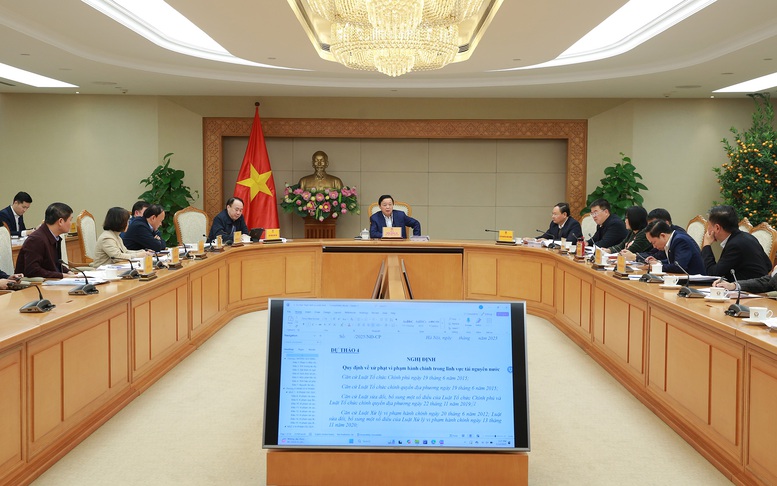 Phó Thủ tướng Trần Hồng Hà chủ trì cuộc họp nghe báo cáo, cho ý kiến dự thảo Nghị định quy định về xử phạt vi phạm hành chính trong lĩnh vực tài nguyên nước - Ảnh: VGP/Minh Khôi