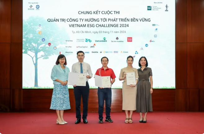 Đại diện Vietcombank, ông Trần Viết Quang Khoa - Phó Giám đốc Chi nhánh TP. Hồ Chí Minh (thứ 2 từ trái sang) nhận thư cảm ơn từ Ban tổ chức cuộc thi tại TP. Hồ Chí Minh. Ảnh: VCB
