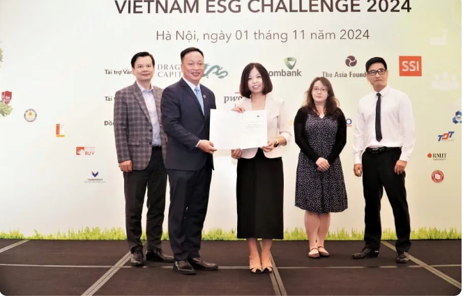 Đại diện Vietcombank, bà Phạm Thùy Dương - Phó Giám đốc Ban Kinh doanh sản phẩm dịch vụ vốn (đứng giữa) nhận thư cảm ơn từ Ban tổ chức cuộc thi tại Hà Nội. Ảnh: VCB