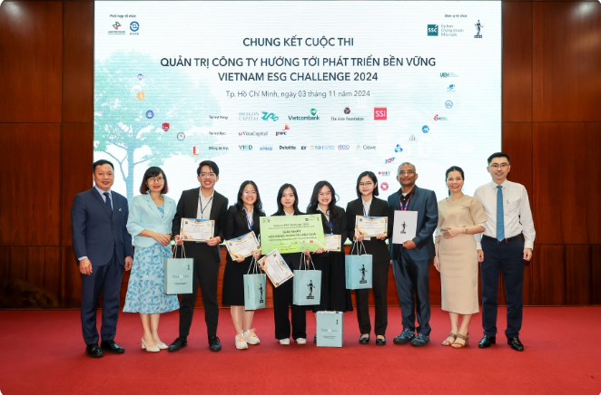 Ông Trần Viết Quang Khoa (ngoài cùng bên phải) trao giải cho Đội Giải nhất tại TP.HCM. Ảnh: VCB