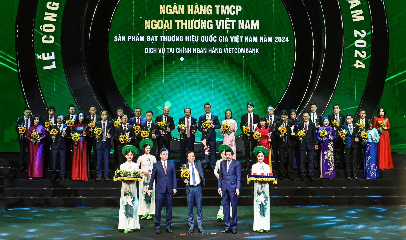 Đại diện Vietcombank, ông Lê Hoàng Tùng - Phó Tổng Giám đốc nhận biểu trưng vinh danh từ BTC chương trình Thương hiệu quốc gia. Ảnh: VCB Đại diện Vietcombank, ông Lê Hoàng Tùng - Phó Tổng Giám đốc nhận biểu trưng vinh danh từ BTC chương trình Thương hiệu quốc gia. Ảnh: VCB