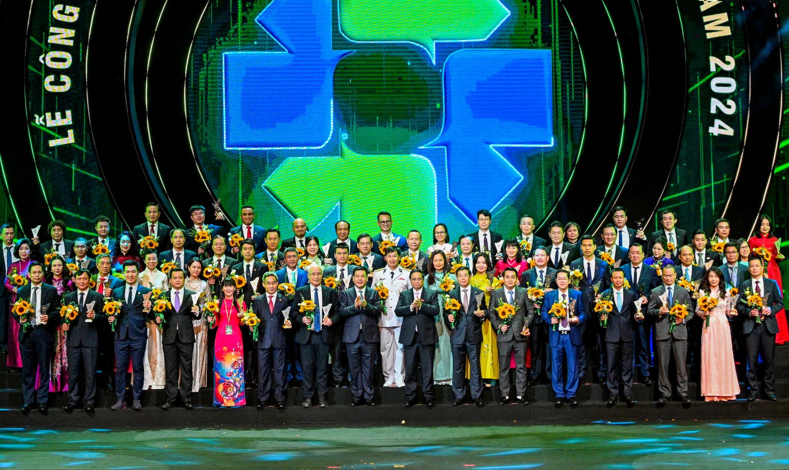 Thủ tướng Chính phủ Phạm Minh Chính cùng Bộ trưởng Bộ công thương Nguyễn Hồng Diên - Chủ tịch Hội đồng THQG Việt Nam chụp ảnh lưu niệm với đại diện các doanh nghiệp được vinh danh THQG lần thứ 9. Ảnh: VCB Thủ tướng Chính phủ Phạm Minh Chính cùng Bộ trưởng Bộ công thương Nguyễn Hồng Diên - Chủ tịch Hội đồng THQG Việt Nam chụp ảnh lưu niệm với đại diện các doanh nghiệp được vinh danh THQG lần thứ 9. Ảnh: VCB