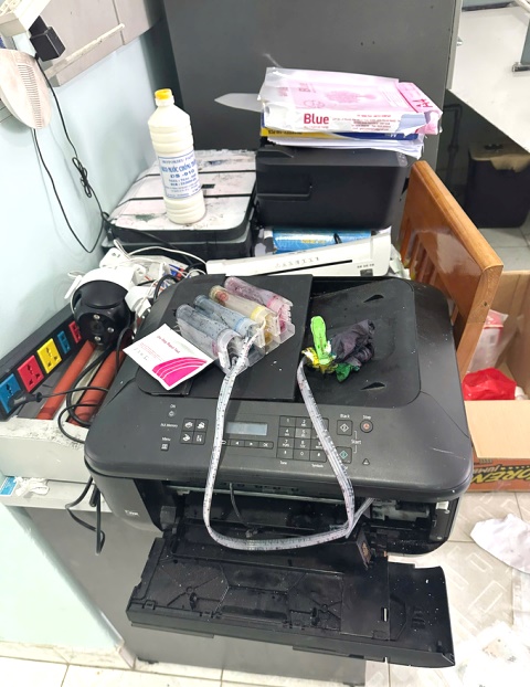 Đinh Xuân Hoàng Thịnh sử dụng các thiết bị như máy tính, máy in, máy ép ảnh đặt mua qua mạng để tự in tiền giả tại nhà. Đinh Xuân Hoàng Thịnh sử dụng các thiết bị như máy tính, máy in, máy ép ảnh đặt mua qua mạng để tự in tiền giả tại nhà.