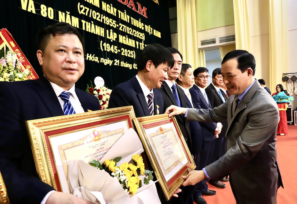 Thừa ủy quyền của Chủ tịch nước, đồng chí Phó Bí thư Thường trực Tỉnh ủy Lại Thế Nguyên trao tặng danh hiệu Thầy thuốc Ưu tú cho các cá nhân.