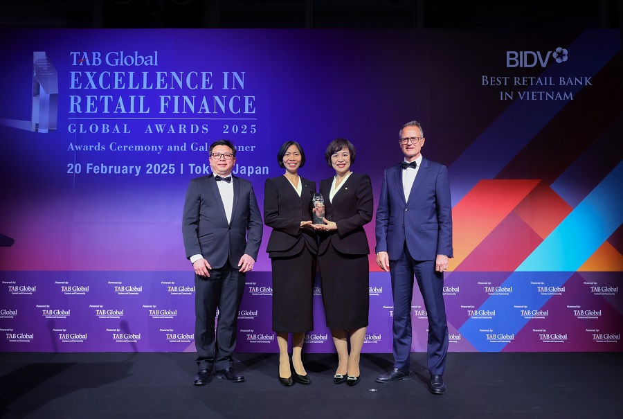 Đại diện BIDV nhận giải thưởng Ngân hàng Bán lẻ tốt nhất Việt Nam năm 2025