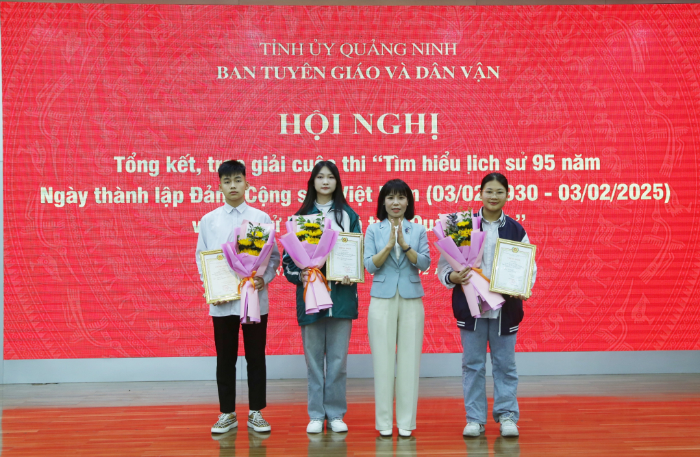 Ban Tổ chức trao giải nhất cho các cá nhân tham gia cuộc thi trắc nghiệm “Tìm hiểu lịch sử 95 năm Ngày thành lập Đảng Cộng sản Việt Nam 3/2 (1930-2025) và lịch sử Đảng bộ tỉnh Quảng Ninh”.