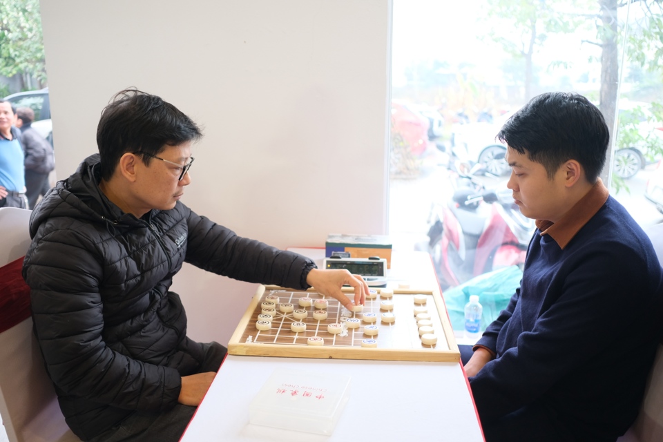 2 VĐV thi đấu cờ tướng.