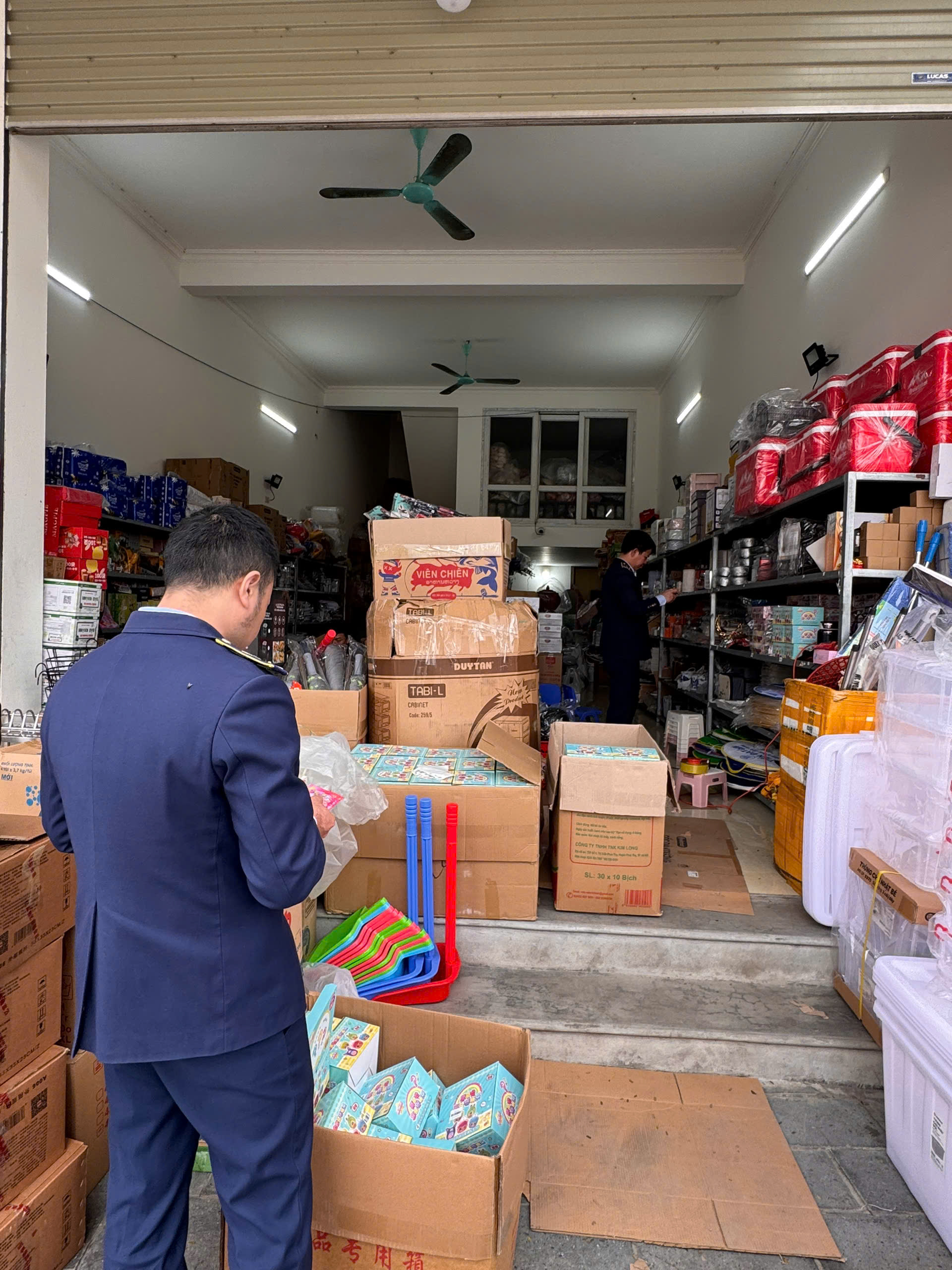 Phát hiện, tịch thu lô thực phẩm không rõ nguồn gốc, xuất xứ và đồ chơi trẻ em nhập lậu