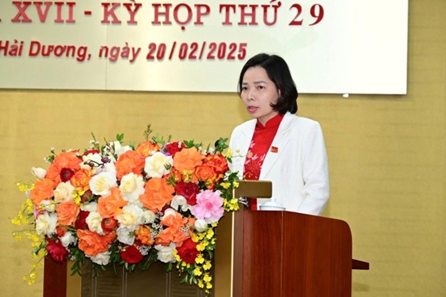 Giám đốc Sở Nội vụ Hải Dương Sái Thị Yến trình bày tờ trình tại kỳ họp HĐND tỉnh Hải Dương