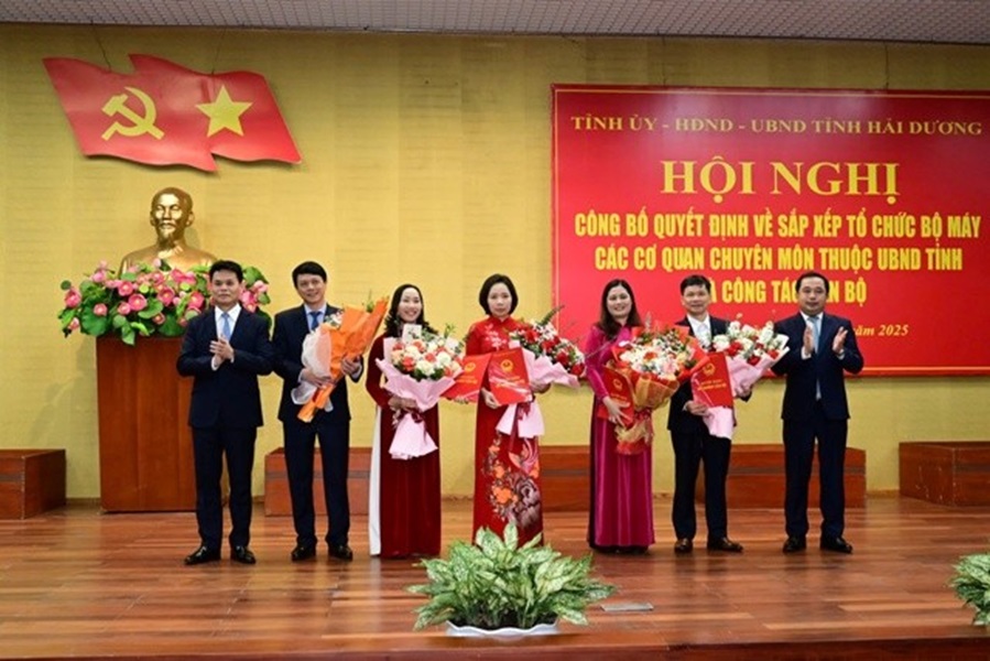 Lãnh đạo tỉnh Hải Dương tặng hoa, chúc mừng các cán bộ lãnh đạo được bổ nhiệm của Sở Nội vụ