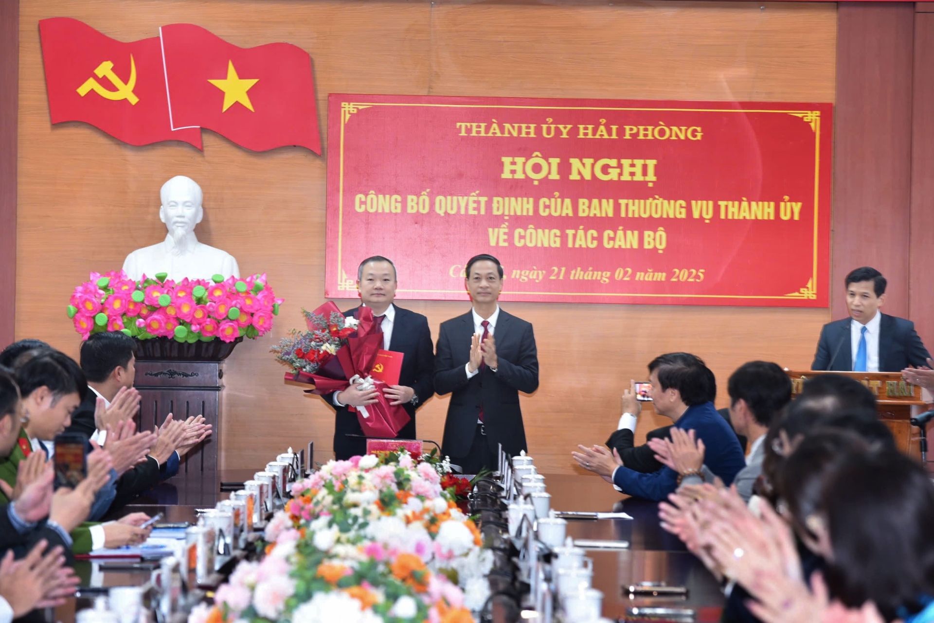 Đồng chí Đỗ Mạnh Hiến, Phó Bí thư Thường trực Thành uỷ trao Quyết định điều động và chỉ định tham gia Ban Chấp hành, Ban Thường vụ Huyện uỷ và giữ chức vụ Phó Bí thư Huyện uỷ Cát Hải nhiệm kỳ 2020-2025 cho đồng chí Phan Viết Điện. Đồng chí Đỗ Mạnh Hiến, Phó Bí thư Thường trực Thành uỷ trao Quyết định điều động và chỉ định tham gia Ban Chấp hành, Ban Thường vụ Huyện uỷ và giữ chức vụ Phó Bí thư Huyện uỷ Cát Hải nhiệm kỳ 2020-2025 cho đồng chí Phan Viết Điện.
