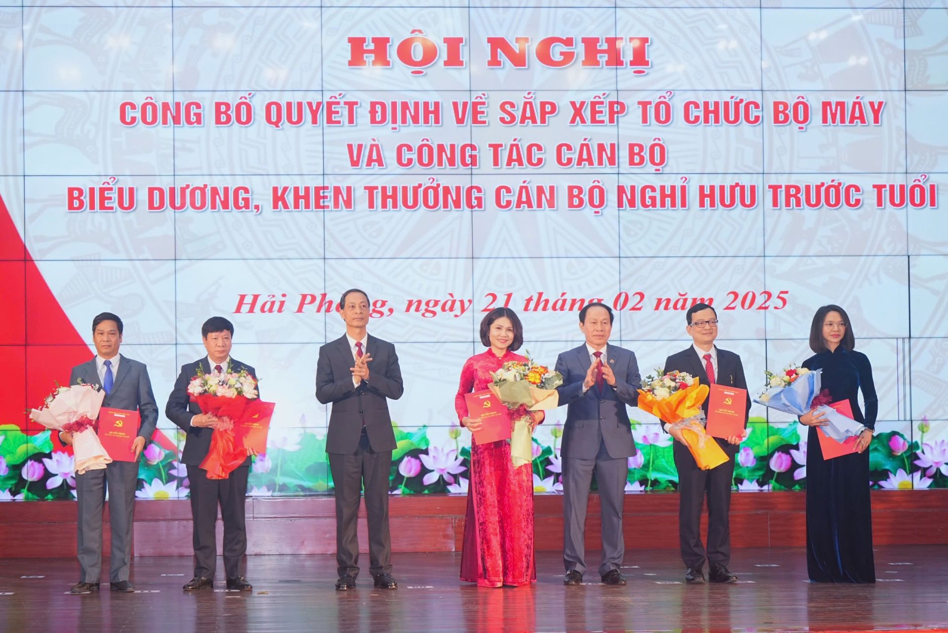 Đồng chí Bí thư Thành ủy Lê Tiến Châu và đồng chí Phó Bí thư Thường trực Thành ủy Đỗ Mạnh Hiến trao Quyết định và tặng hoa cho các đồng chí được bổ nhiệm.