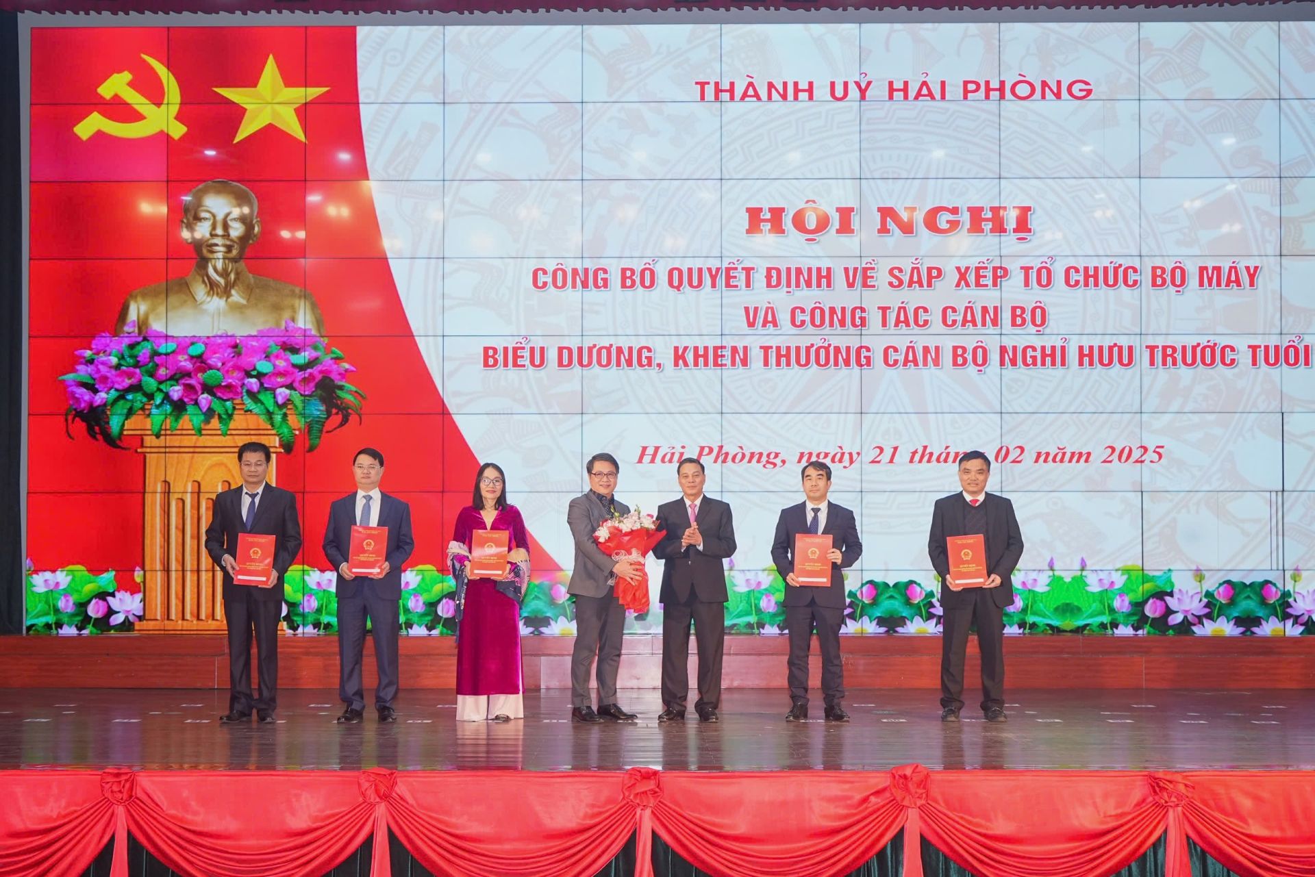 Chủ tịch UBND thành phố Nguyễn Văn Tùng trao Quyết định và tặng hoa cho Sở Xây dựng.