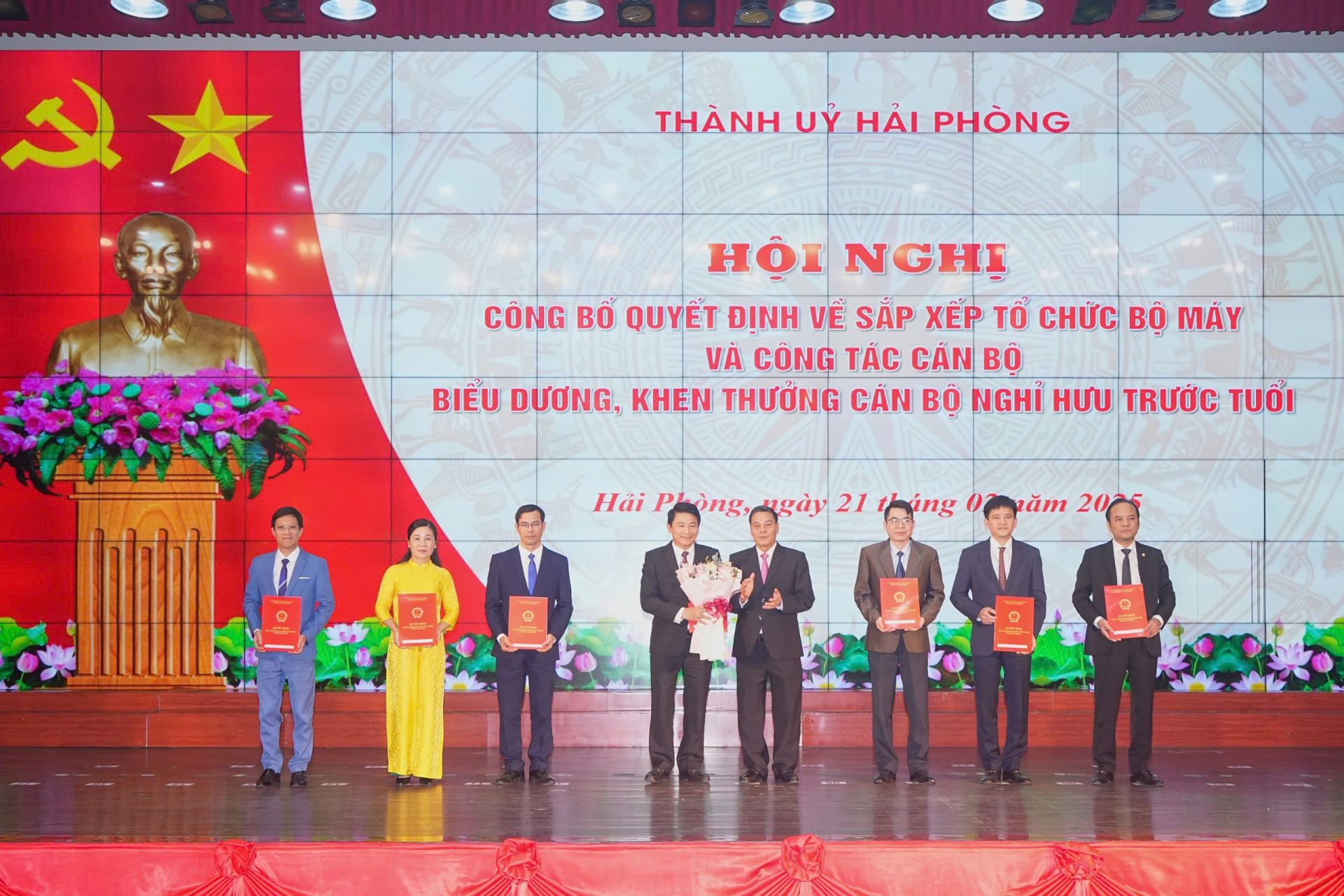 Chủ tịch UBND thành phố Nguyễn Văn Tùng trao Quyết định và tặng hoa cho Sở Khoa học và Công nghệ.