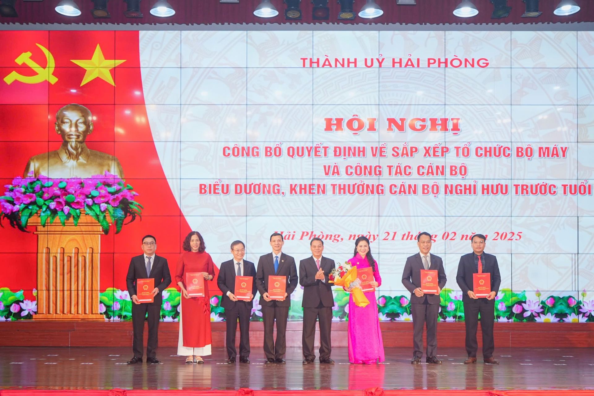 Chủ tịch UBND thành phố Nguyễn Văn Tùng trao Quyết định và tặng hoa cho Sở Văn hóa, Thể thao và Du lịch.