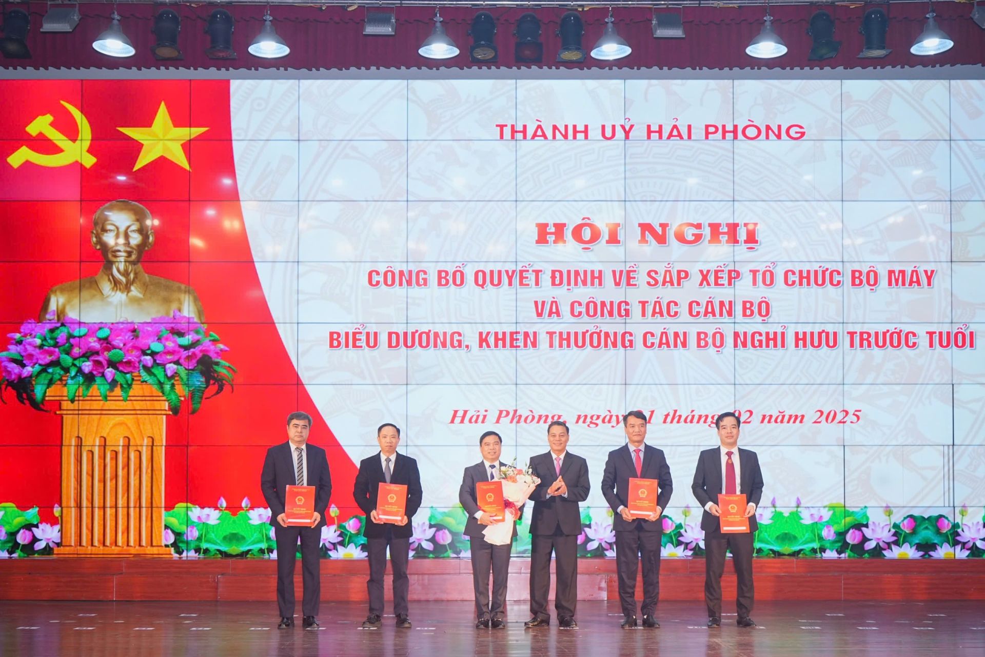 Chủ tịch UBND thành phố Nguyễn Văn Tùng trao Quyết định và tặng hoa cho Sở Nông nghiệp và Môi trường.