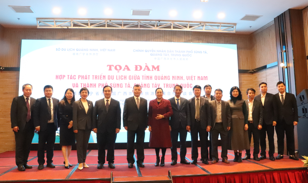 Hai bên chụp ảnh lưu niệm.