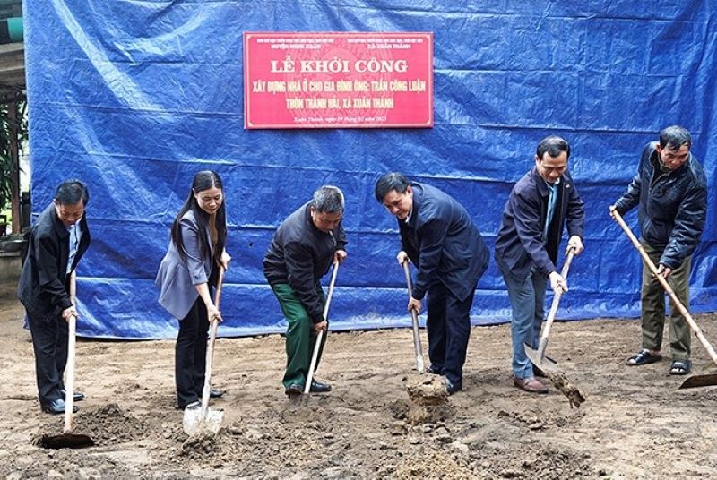 Ban Chỉ đạo xóa nhà tạm, nhà dột nát xã Xuân Thành tổ chức khởi công xây nhà cho các hoàn cảnh khó khăn trên địa bàn.